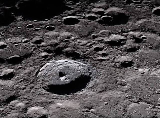 月球斜长岩图片